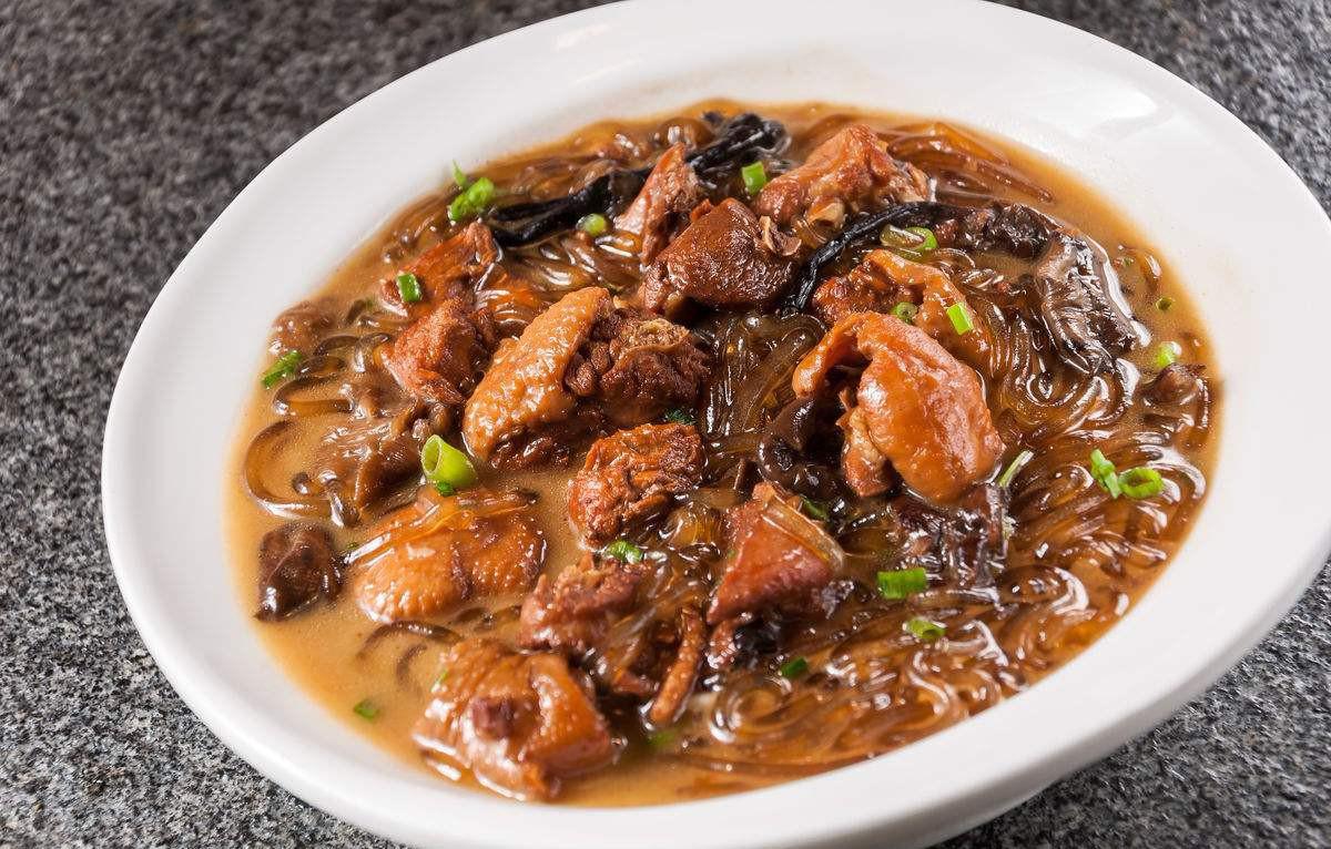 东北人喜欢的菜品之一滑嫩可口的小鸡炖蘑菇好吃又下饭