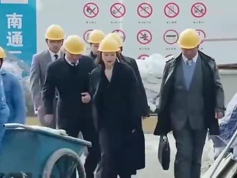 女老板到工地视察,没想到吃泡面的穷小子竟是自己大恩人