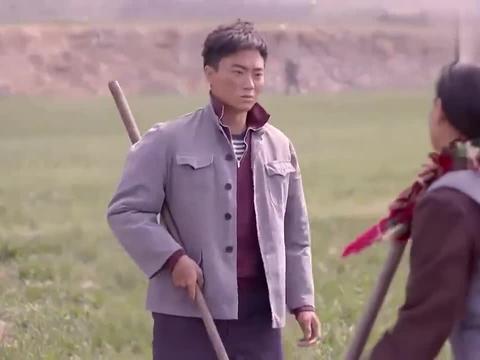 农村小伙来找马仁礼,乔月直勾勾看着他,小伙却不知这是他亲妈