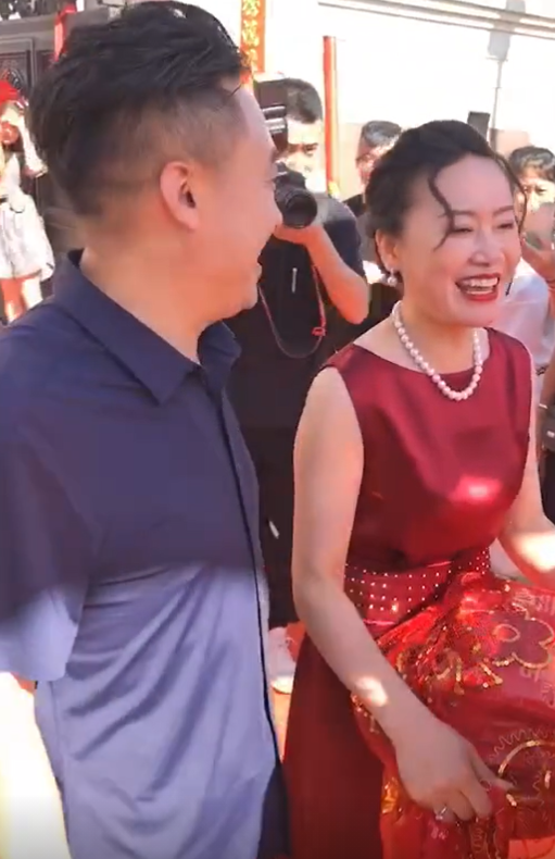乡爱张小伟儿子大婚!赵本山赐字闫学晶做证婚人,婆婆比媳妇还嫩