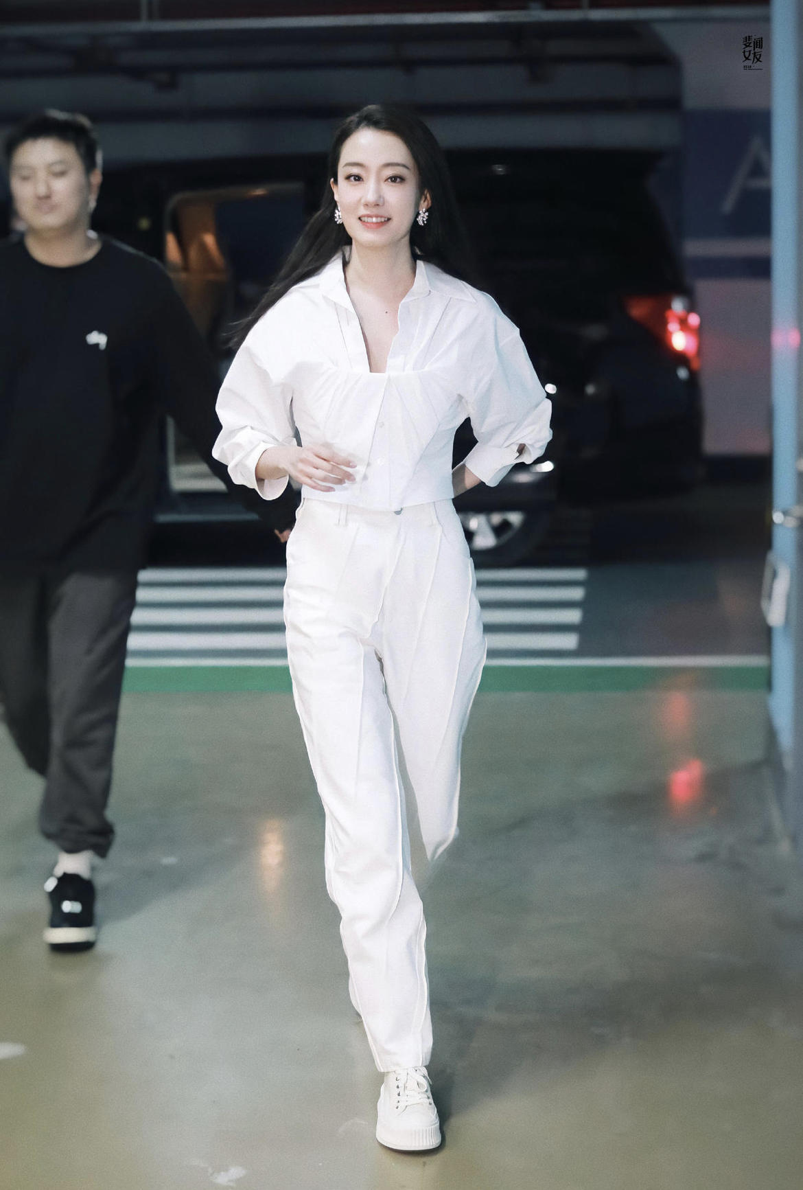 张小斐人红品味果真好穿卫衣配短裤走机场用格纹渔夫帽来提亮