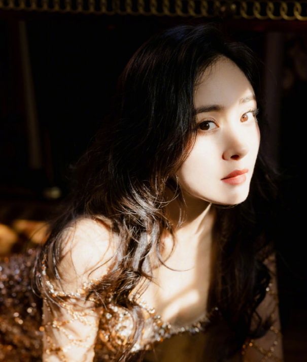 杨幂穿璀璨色彩连衣裙化身辣妹青簪锁三千好评