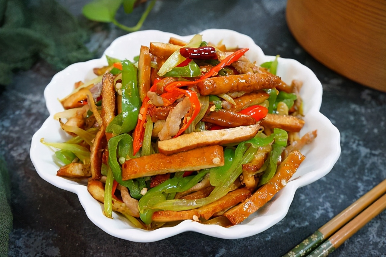 正文       材料:香干八块,青椒三个,小米辣四个,芹菜一小把,大蒜3g