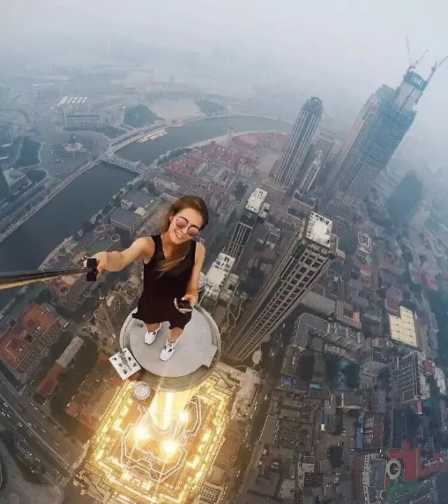 为了在悬崖拍照,香港女网红索菲亚不幸坠崖身亡!休闲区蓝鸢梦想 - Www.slyday.coM