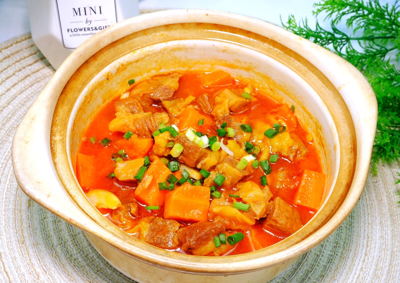 滑嫩爽口的番茄胡萝卜炖牛腩做法简单方便让你三分钟轻松学会