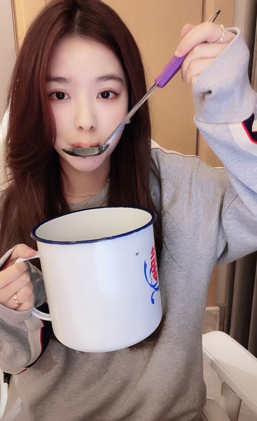 孙一宁接广告代言,穿千元衬衫好清纯,与明星气质差距明显__财经头条