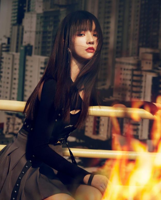 硬糖少女火焰海报曝光陈卓璇辣妹装太吸睛张艺凡眼神令人沦陷