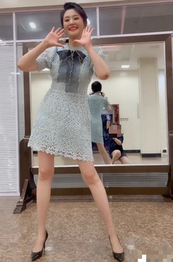 47岁方琼近照太惊艳调侃自己不变样是靠美颜网友央视一枝花