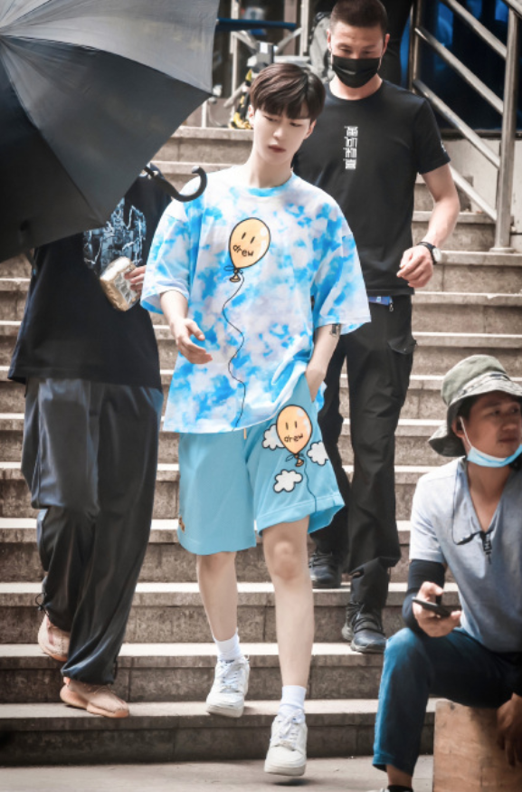 冷白皮能有多自信看范丞丞挑战渐变蓝发色普通人谁能驾驭