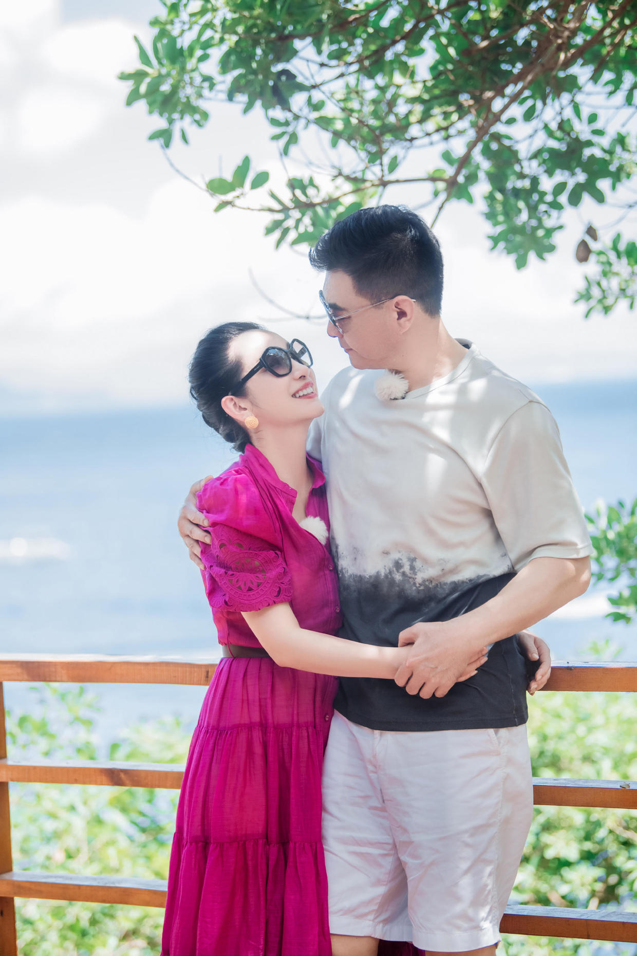 秦海璐可真幸福呀穿玫红色长裙依偎在老公怀中真是小鸟依人