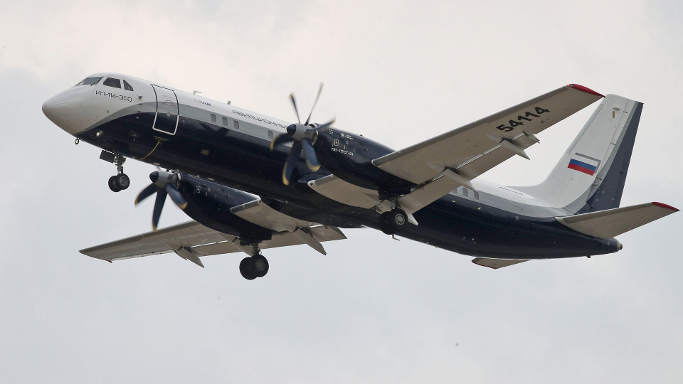 一架伊尔-114-300涡轮螺旋桨飞机参加彩排.
