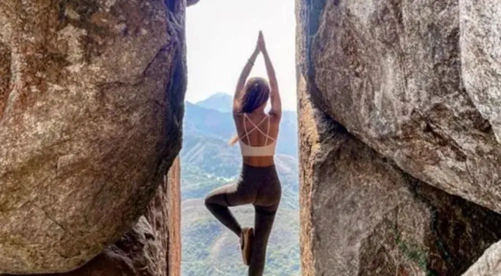 为了在悬崖拍照,香港女网红索菲亚不幸坠崖身亡!休闲区蓝鸢梦想 - Www.slyday.coM