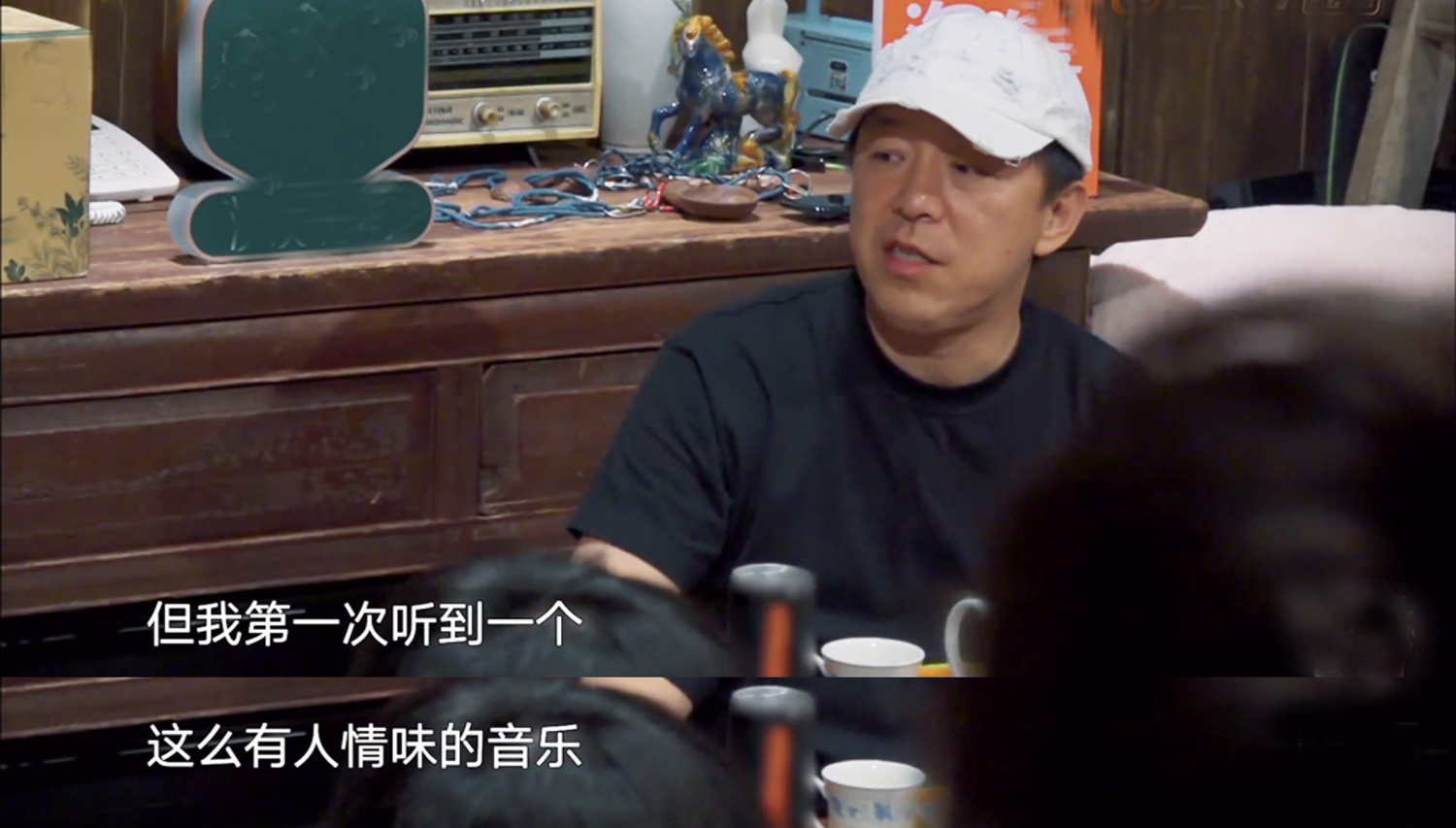 他自己很嗨的音乐,很喜欢的音乐,但是这是《吹牛皮》是第一次听到的