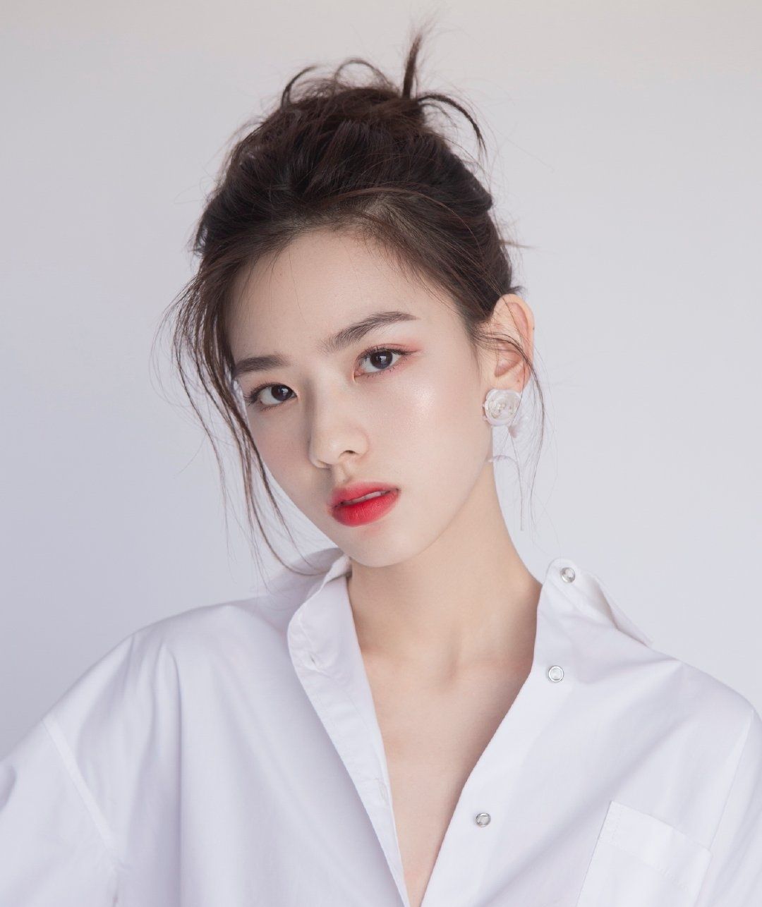 孙一宁接广告代言,穿千元衬衫好清纯,与明星气质差距明显__财经头条