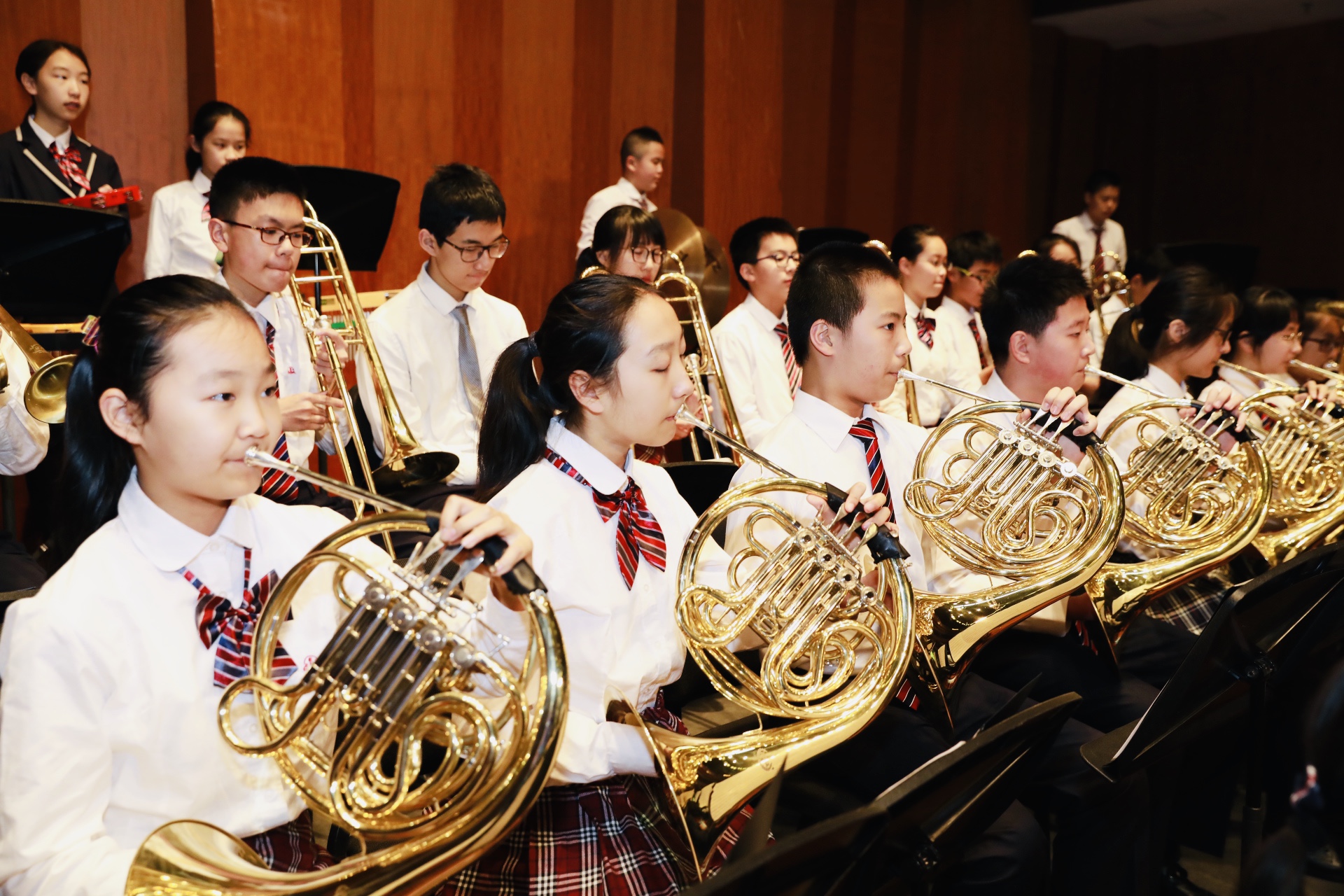 胡庭恺(前排左三)参加学校管乐团社团活动