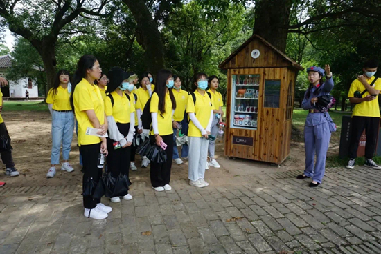     闽南师范大学星火班学员在江西省赣州市瑞金市探访革命旧址。 闽南师范大学供图