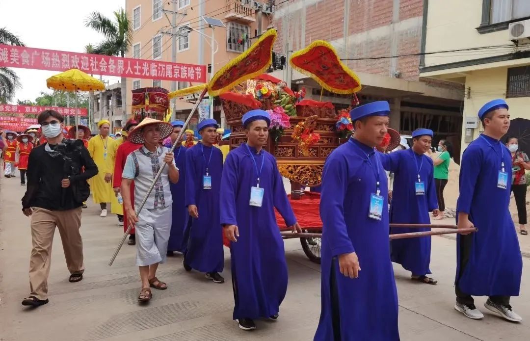 当天上午,经过体温监测和扫码登记后,京族群众齐聚氵万尾哈亭举行迎神