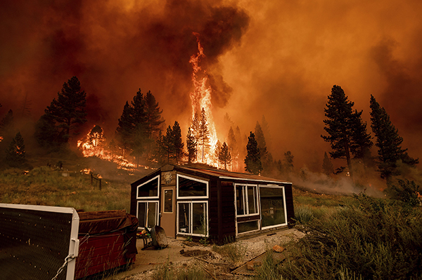 美国西部野火烧毁超四千平方公里土地，专家称火灾风险将持续