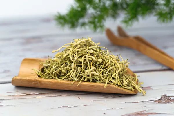 在中医方剂中,含有金银花的方剂,成药,药膳也相当常见,因此,它还享有"