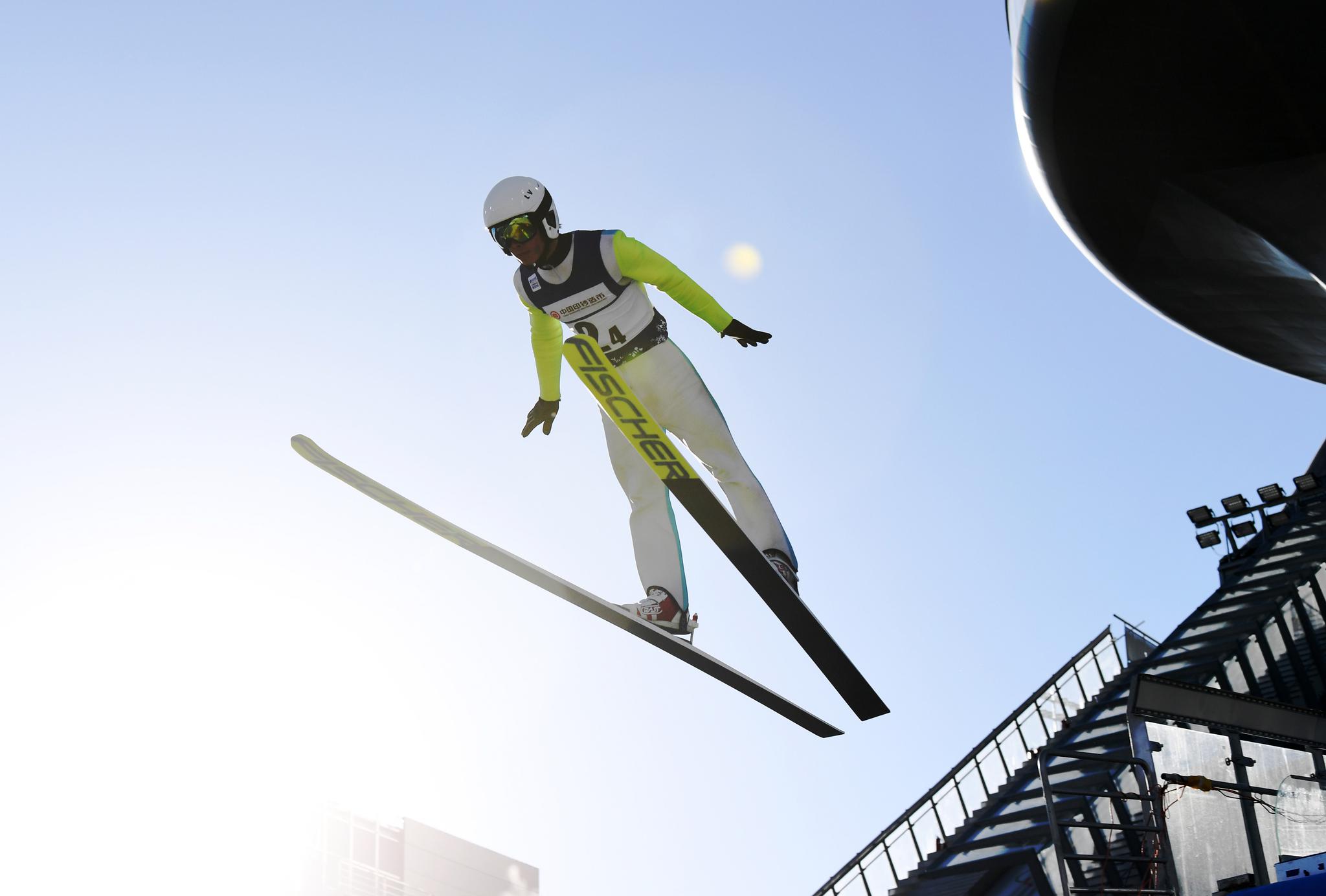 ▲  2021年2月25日，一名运动员在位于河北省张家口市崇礼区的2022年北京冬奥会张家口赛区国家跳台滑雪中心“雪如意”上进行比赛。