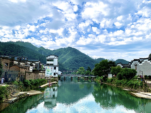 江西省景德镇市浮梁县瑶里镇,依山傍水,风景秀丽.