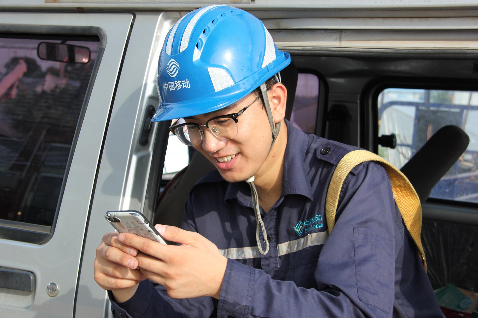 正文  傍晚5时45分,趁着等待预约客户下班回家装机的空隙,蒋师傅翻