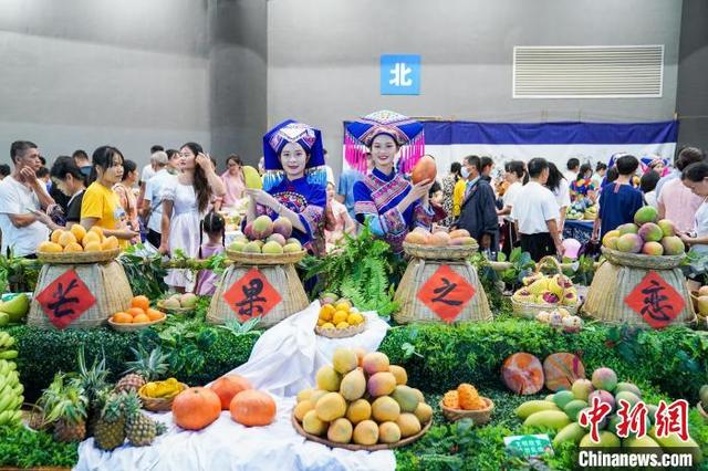 图为现场展出的芒果. 陈冠言 摄