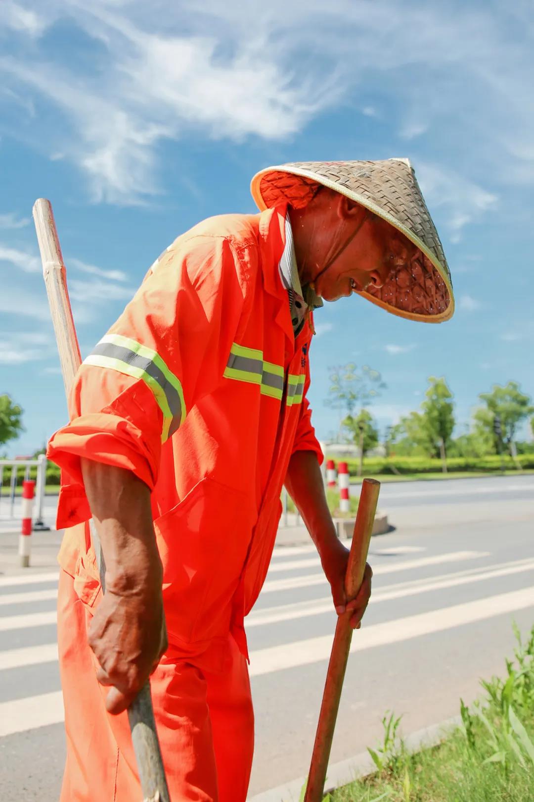 烈日下这群婺城人坚守岗位的样子真美