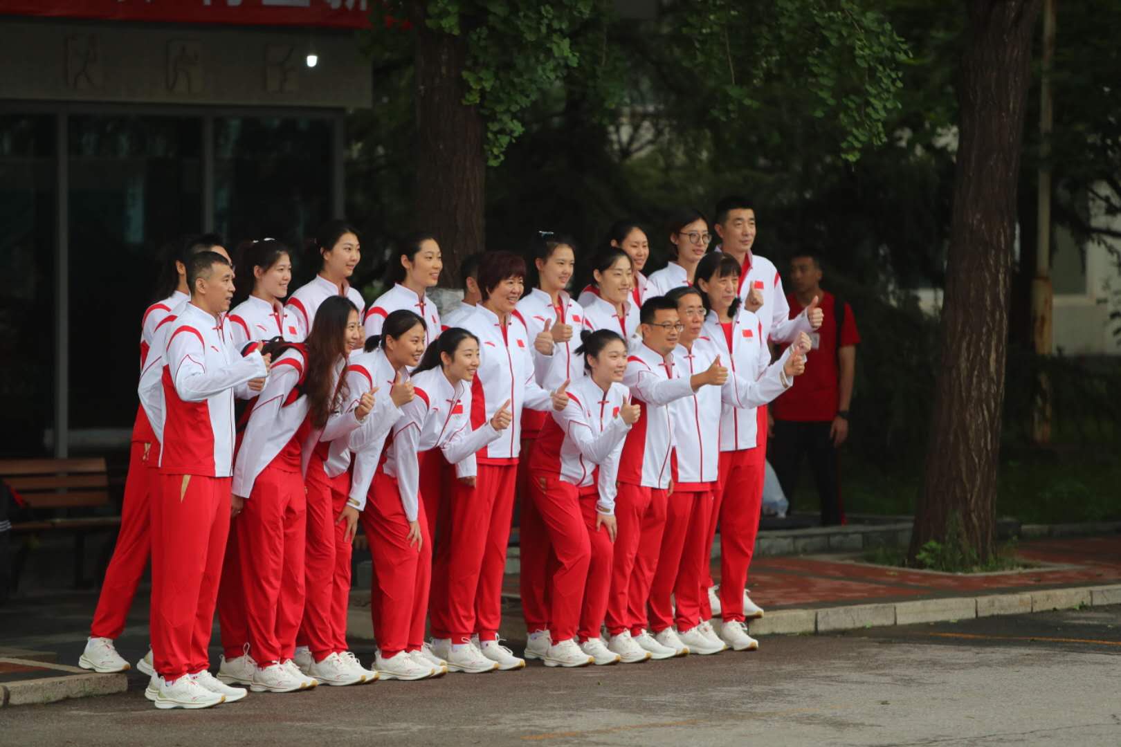 中国女排出征前合影。