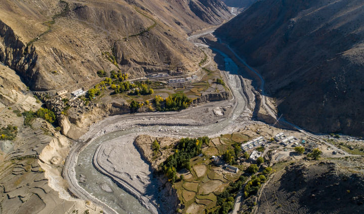 俯瞰西藏阿里地区札达县楚鲁松杰乡楚松村楚鲁组，蜿蜒的如许藏布江穿过村落（2018年9月16日摄，无人机照片）。新华社记者 旦增尼玛曲珠 摄