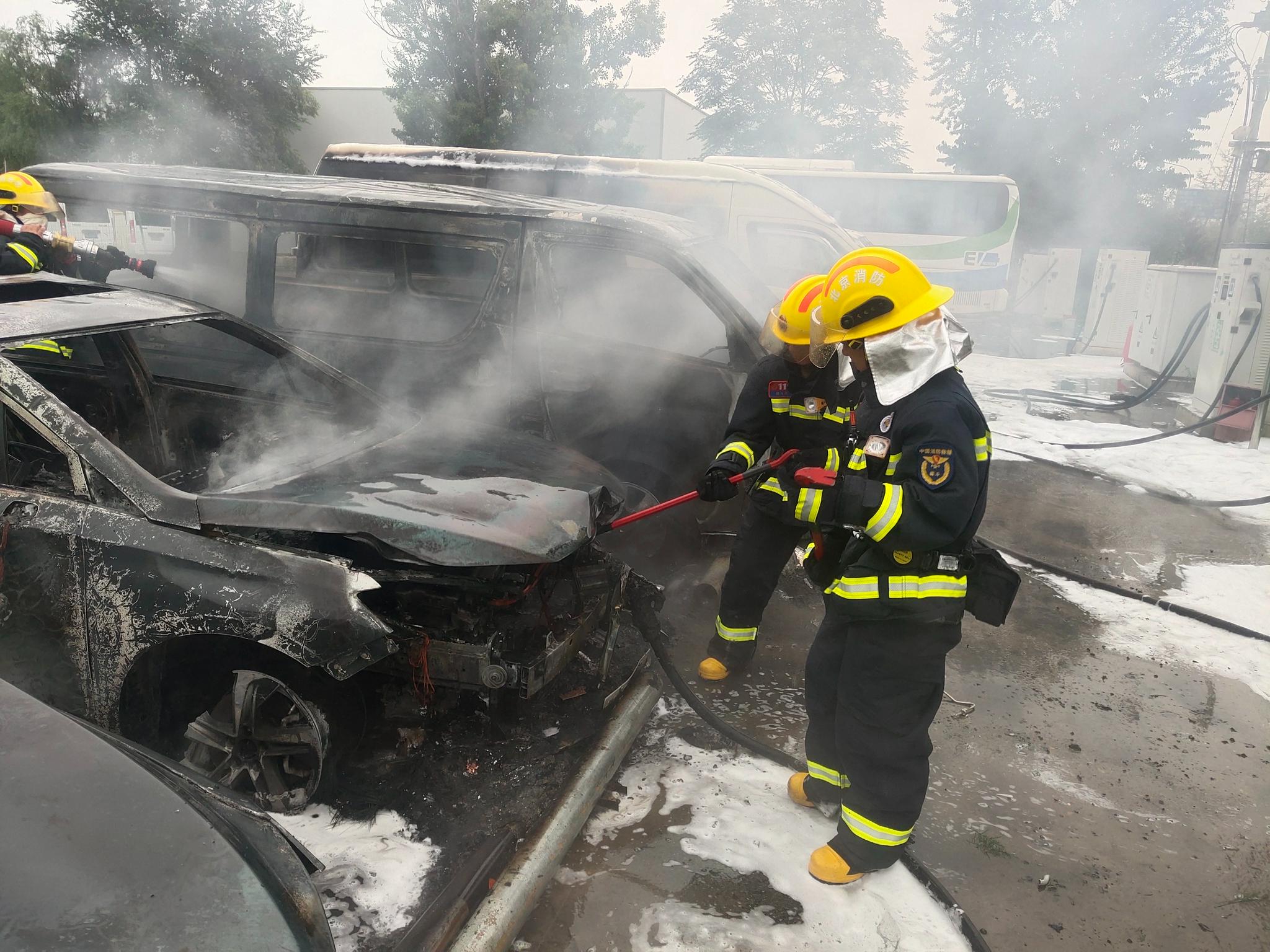 大兴一电动汽车充电站起火,3辆车被烧成铁架子