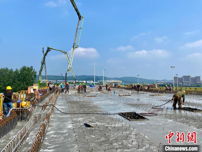 滁宁城际铁路四线道岔连续梁完成浇筑 许无疾 摄