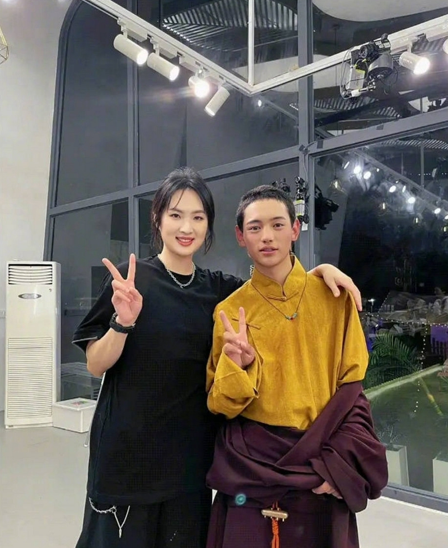 丁真和弟弟平措尼玛录制中餐厅与宁静黄晓明姚安娜等同框对镜灿笑