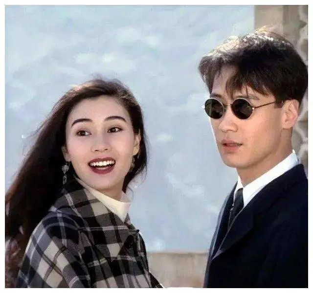 著名绯闻情侣罕见同框!香港天王演唱会迎来尾场,最美港姐携丈夫现身