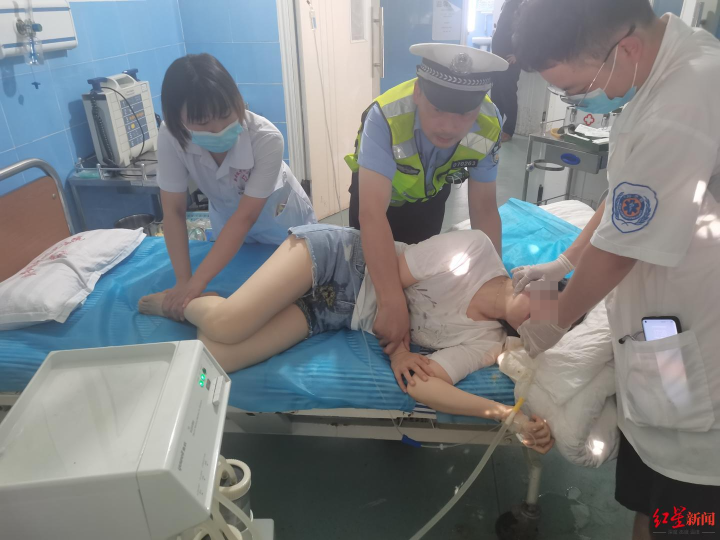 女子因感情纠纷喝农药开车上高速 被民警拦下时已意识模糊