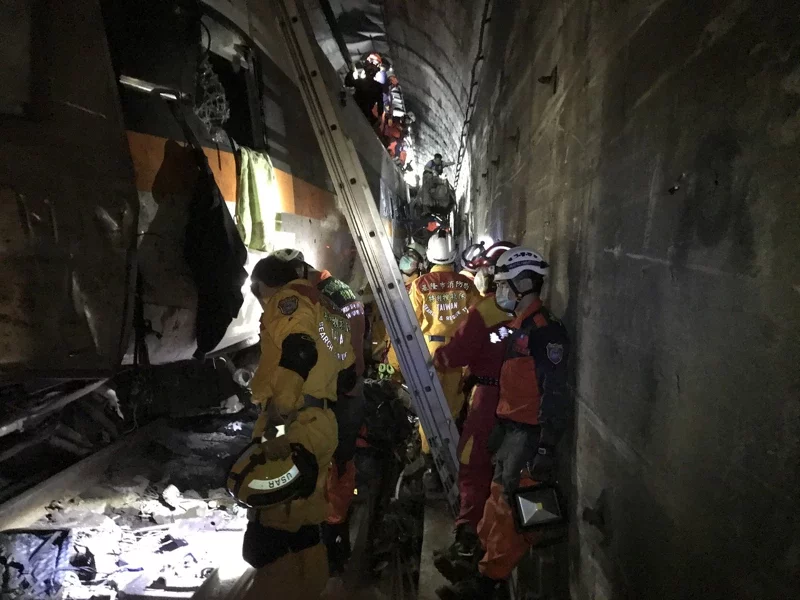 "太鲁阁号"事故现场死者中,只有15人的遗体较为完整,另有逾11人头部