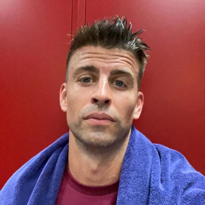 好一个精神小伙,皮克剃光胡子后自拍三连