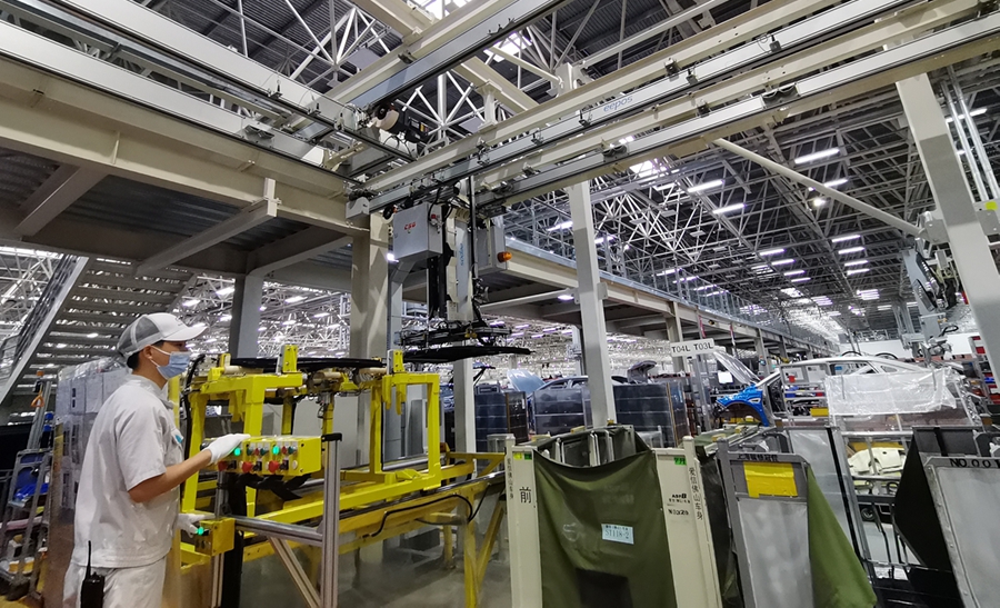 宽敞明亮的生产车间内,白色机械手臂上下飞舞,无人运输车,智能机器人 