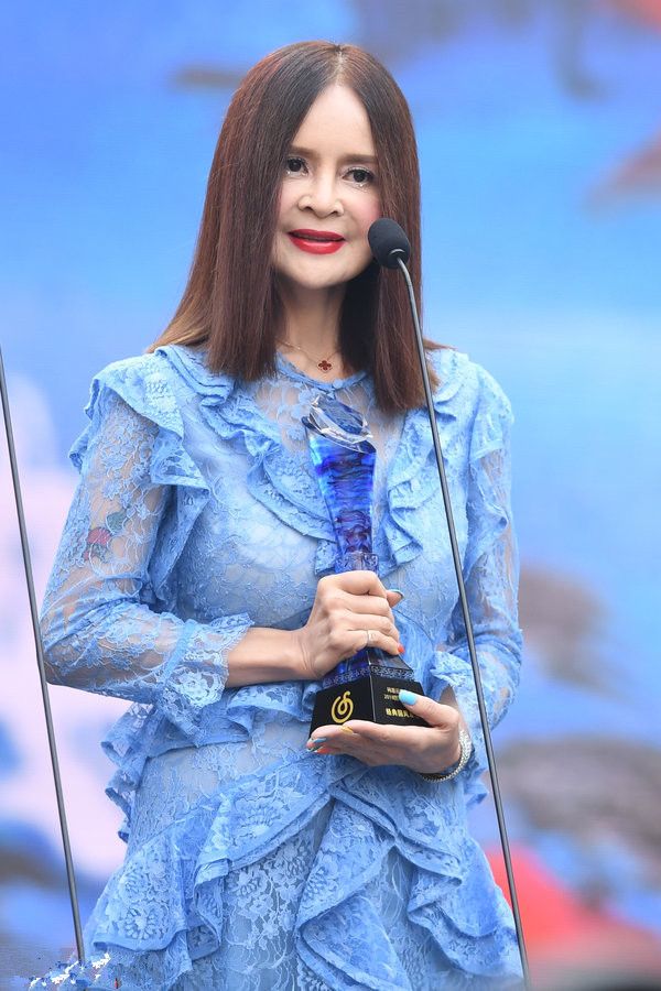 高胜美现身商演,穿廉价雪纺裙好寒酸,52岁脸颊凹陷成干瘪老太!