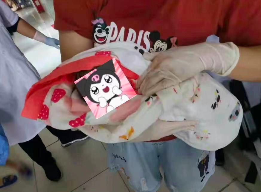 深圳女子上厕所时,竟然生了个孩子!一护士正好在隔壁做客.