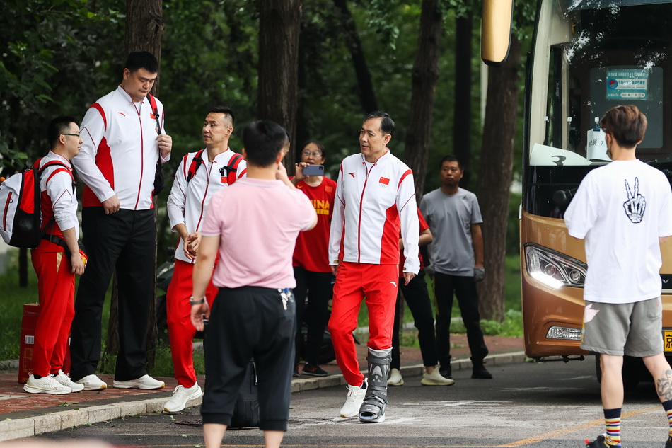 女篮主教练许利民带伤随队前往东京。