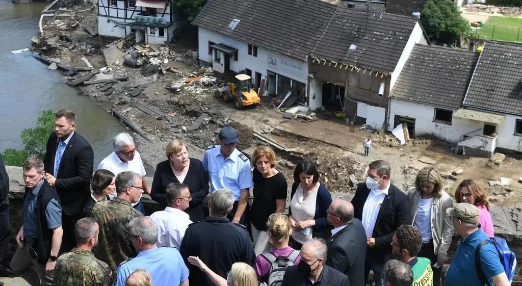 德国总理默克尔前往遭遇严重洪灾的德国西部视察 图源：外媒
