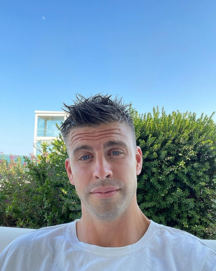 一天三自拍!皮克剃光胡子后频繁晒照