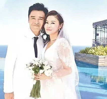 68岁钟镇涛妻子晒一家团圆照,称半年未见面,抱着舍不得放开