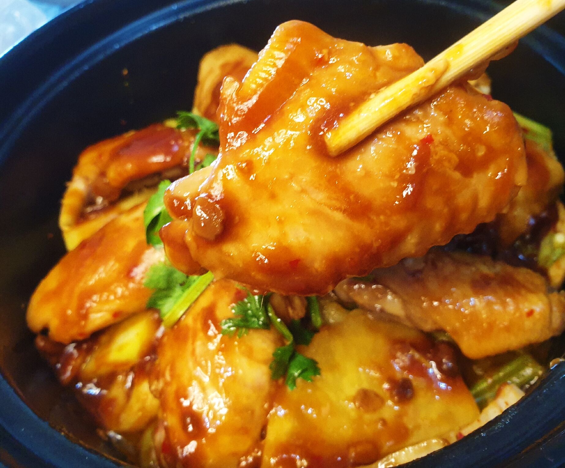 软烂入味的砂锅焗鸡翅,步骤简单,越吃越上瘾