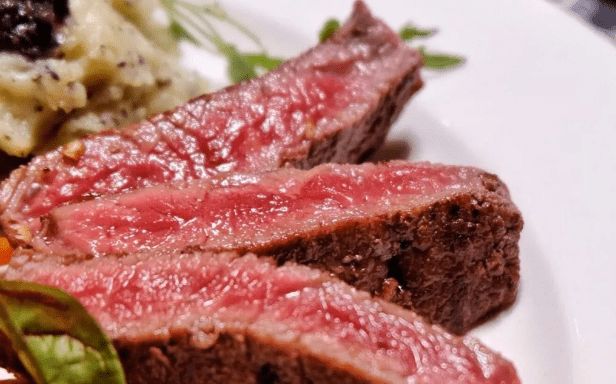 初次和女生吃西餐时,她点了一份八分熟的牛排,如何来缓解尴尬