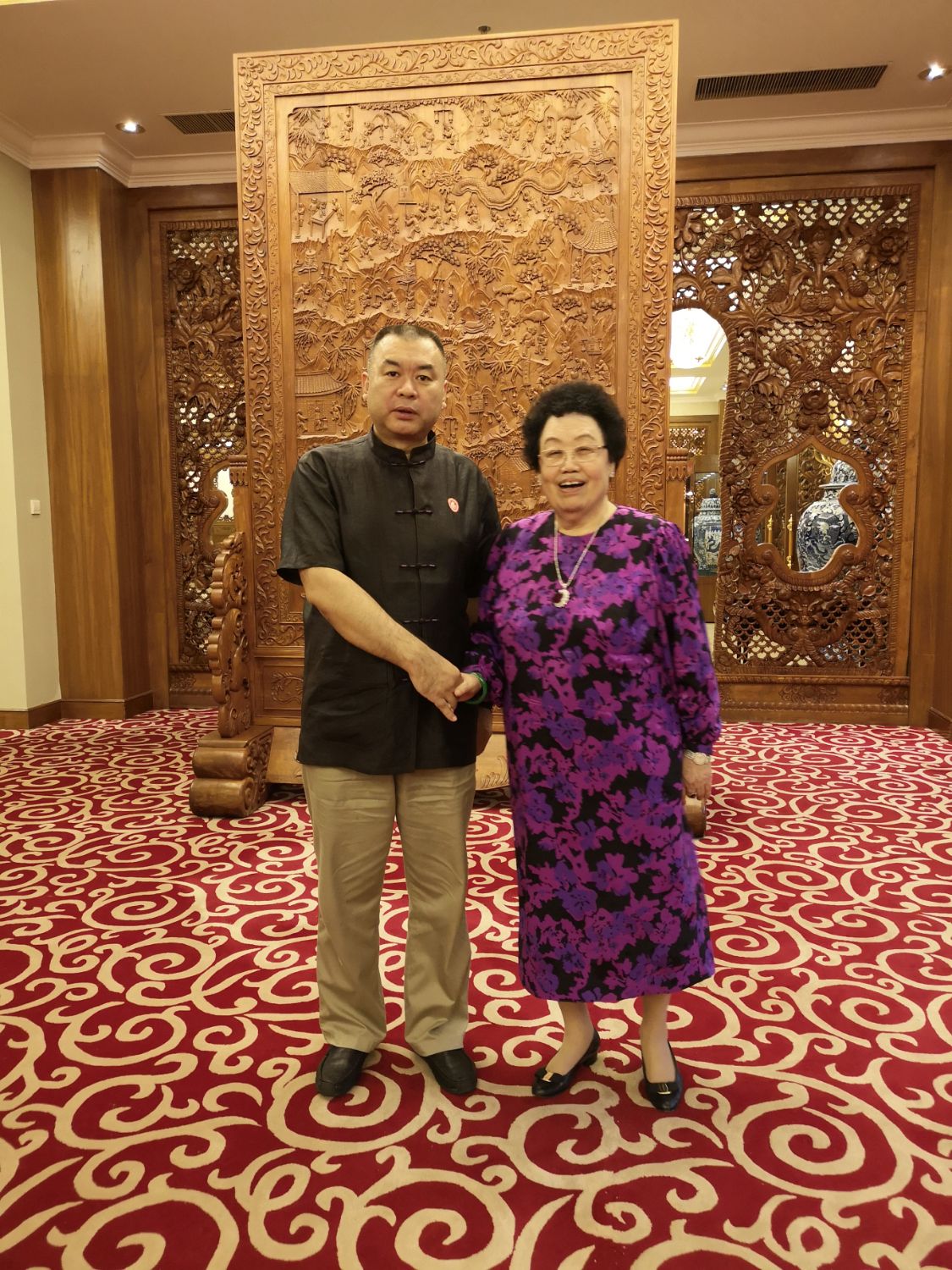迟重瑞老婆露面80岁陈丽华富态真实不像六小龄童老婆那么假