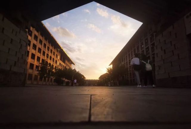 西安建筑科技大学环境怎么样?坐拥长安月,纵览古都景休闲区蓝鸢梦想 - Www.slyday.coM