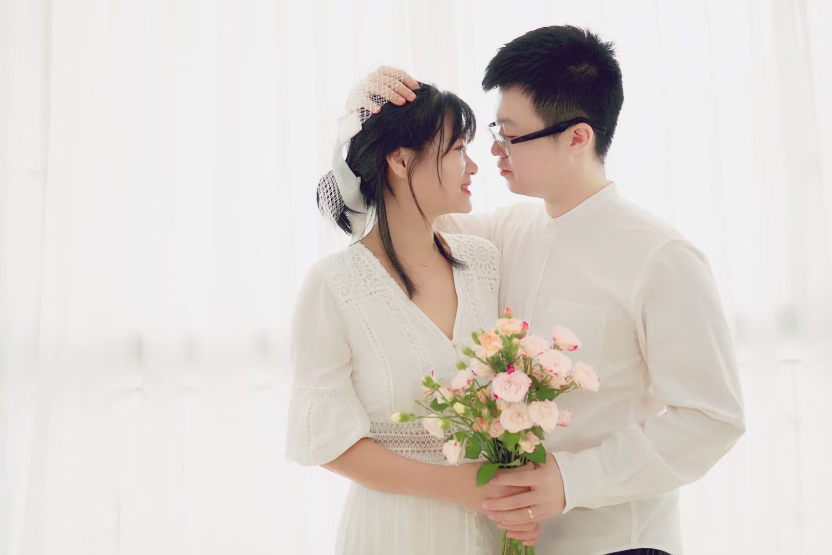 老婆看了别人在影楼拍的婚纱照,觉得实在太油了,又贵又折腾人