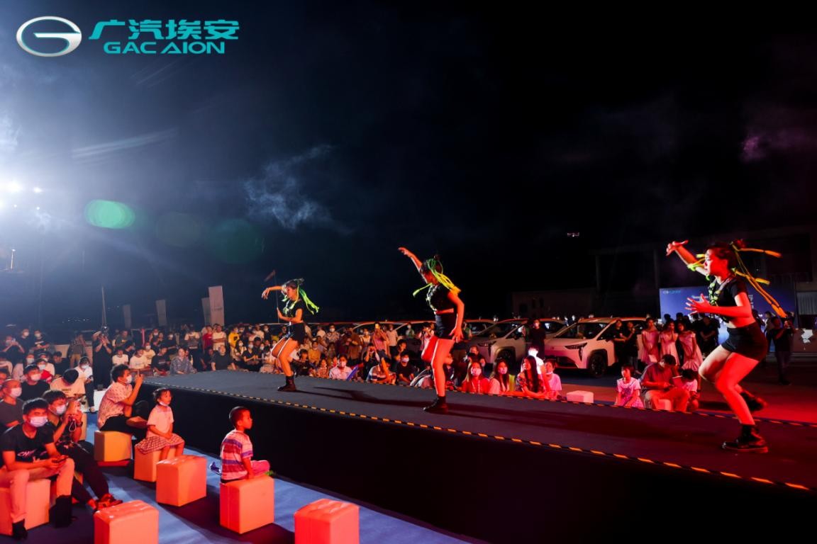 精彩舞蹈过后,广汽埃安天使乐队的歌声响彻活动现场,《sparks fly》